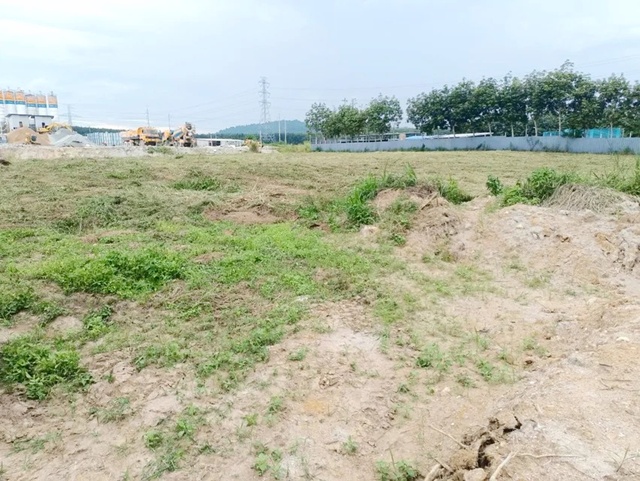 อบต.หนองเสือช้าง 1.7 กม. ใกล้นิคมอุตสาหกรรม WHA 3.1 ชลบุรี 900 ม. ให้เช่าที่ดินถมแล้ว  3 ไร่ 47ตร.ว. หลังติดลำห้วยมีน้ำตลอดปี