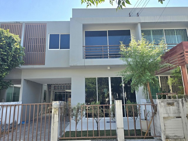 ให้เช่าทาวน์โฮม2ชั้นแปลงมุม 23ตรว.รามอินทรา 1011ห้องรับแขก 1ห้องครัว 1ห้องอเนกประสงค์•แอร์จำนวน4เครื่อง •พร้อมเฟอร์นิเจอร์บางส่วนตั้งอยู่ในโครงการแฮปปี้โฮม รามอินทรา 101 แขวง เขต คันนายาว กรุงเทพฯ10230ใกล้ถนนวงแหวน รามอินทรา•ใกล้โรงพยาบาลนพรัตน์, สวนสยาม และ แฟชั่นไอส์แลนด์•พรอมานาด•รพ.นพรัตน์ราชธานี, สวนสยามการเดินทาง– ตั้งบนถ.รามอินทรา– ใกล้วงแหวนกาญจนาภิเ�