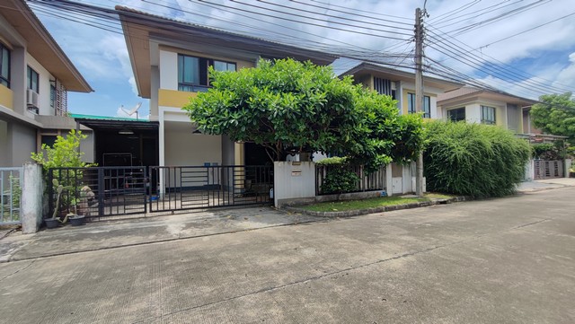 ขายบ้านพร้อมพัฒน์ ไพร์ม รามอินทรา Prompat Prime Ramintra เนื้อที่ 49 ตรว สวนสวยหน้าหลัง รายละเอียด :กดรูปเพิ่มเติม : https://bit.ly/3HuXQHDhttps://www.winnerestateplus.com/ติดต่อพี่เปี๊ยก Tel : 098.628.7956 จุดเด่น แปลงพิเศษ 49 ตรว พร้อมสวนสวยหน้าและหลังบ้านเนื้อที่เยอะเท่าบ้านเดี่ยวราคาพิเศษ สุดค้มค่า  “ใช้ชีวิตท่ามกลางความสุขที่ครบครันทุกด้าน ด้วยฟังก์ชันของบ้าน ที่ลงตัวกับคุณภาพมาตรฐานสูงสุด คลับเฮาส์ สระว่ายน�