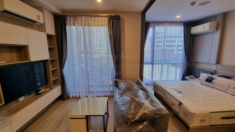 รหัสทรัพย์ : CR6812-0013คอนโด ซายน์ สุขุมวิท 50 / Sign Condo Sukhumvit 50รายละเอียดห้องขนาดห้อง 27 ตร.ม. ชั้น 51 ห้องนอน 1 ห้องน้ำห้องอยู่ทิศเหนือเฟอร์นิเจอร์+เครื่องใช้ไฟฟ้า - ระบบ Home Automation & Sound System Controller- แอร์ Daikin 2 เครื่อง- เครื่องทำน้ำอุ่น- ทีวี 42 นิ้ว- ตู้เย็น- ไมโครเวฟ - เตาไฟฟ้า- เตียง + ที่นอน 5 ฟุต- โต๊ะเครื่องแป้ง- โซฟา- ชั้นวางทีวี + ตู้แขวนติดผนัง- โต๊ะเขียนหนังสือ- โต๊ะทานข้าวในครัว- ตู้เสื้อผ้า Built-