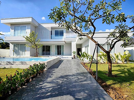 Pool Villa House for sale!  พูลวิลล่าสองชั้น โมเดิร์นลักชัวรี่ , สันนาเม็ง อ.สันทราย , เชียงใหม่ราคา 14.9 ล้านบาท ข้อมูลพูลวิลล่า ที่ดินขนาด 171 ตรว. (หรือ 684 ตรม.)พื้นที่ใช้สอยทั้งหมด  350 ตรม. 6 ห้องนอน , 7 ห้องน้ำ ห้องรับแขกที่มาพร้อมกับชุดโชฟาและทีวีขนาดใหญ่ สระว่ายน้ำส่วนตัวระบบน้ำล้น ขนาดใหญ่ 4*10 เมตร ลึก 1.2 เมตร  มีระบบจากุชชี่ โรงจอดรถภายในบ้านสำหรับ 4 คัน พร้อมประตูรั้วรีโมทใกล้ 7-Eleven/โ�