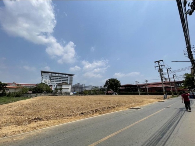 ใกล้วัดไร่ขิง 800 ม. บิ๊กซี อ้อมใหญ่ 4.6 กม. อบต.ท่าตลาด 1.1 กม.ให้เช่าที่ดินถมแล้ว 2 ไร่  ย่านสามพราน 