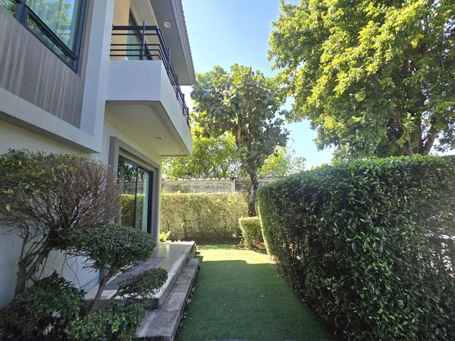 ให้เช่าบ้านเดี่ยว2ชั้น วิวสวนแปลงมุม รามอินทรา65•56ตรว. •4ห้องนอน 3ห้องน้ำ 1 Living room 1ห้องรับแขก ห้องครัว แอร์ทั้งหลัง6เครื่อง เฟอร์นิเจอร์ครบพร้อมอยู่ พร้อมเครื่องใช้ไฟฟ้า ตู้เย็น  เครื่องซักผ้า•โครงการมี สระว่ายน้ำ , ฟิตเนส ,สวนสาธารณะ, กล้อง CCTV รอบหมู่บ้าน , รปภ , คีย์การ์ด ระบบรักษาความปลอดภัย 24.ชม 2ชั้น •อยู่ถนน  รามอินทรา65 •เป็นแหล่งชุมชน ทำเลสะดวกมาก การเดินทางสา�