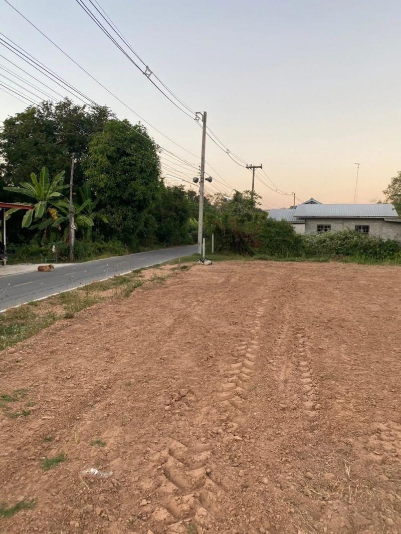 ขายที่ดิน 1 ไร่ 1 งาน 16 ตารางวา เจ้าของขายเอง นครราชสีมาที่ตั้ง : บ.หนองแวง ต.ด่านช้าง อ.บัวใหญ่ จ.นครราชสีมาขนาดพื้นที่ : 1 ไร่ 1 งาน 16 ตารางวารายละเอียดที่ดินเปล่า อ.บัวใหญ่ โฉนดครุฑแดง 1 ไร่ 1 งาน 16 วา ที่ถมแล้ว ถนนลาดยาง น้ำ ไฟ ครบ ใกล้เมืองบัวใหญ่ อยู่ในชุมชน บรรยากาศชายทุ่ง สถานที่ใกล้เคียง-  ปตท.เซเว่น 1 กม.- โลตัสบัวใหญ่ 1 กม.- ศูนย์ราชการบัวใหญ่ 2 กม.- ถนนมิตรภาพ 16 กม. ยกแป�