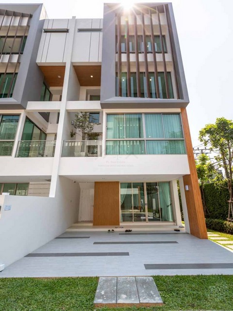 ขายโฮมออฟฟิศสไตล์ Modern 3 ชั้นครึ่ง ใจกลางสุขุมวิท โครงการควอลิเทีย สุขุมวิท 62 Qualitia Sukhumvit 62 ใกล้ BTS บางจาก 200 เมตร