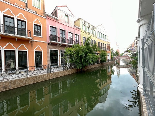 LVPU53364 ขาย อาคารพาณิชย์ 3 ชั้น ที่เวนิชดีไอริส ตึกสีส้ม ทำเลดีติดถนนเพิ่มสินใกล้ทางด่วนสุขาภิบาล 5