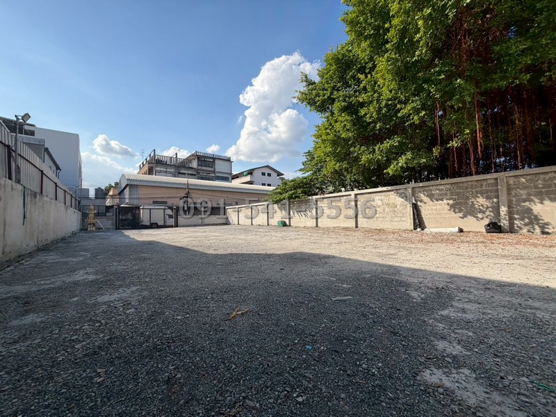 ขายที่ดิน 100 ตารางวา ริมถนน ซอยอ่อนนุช 69 มีรายได้ค่าเช่ารายละเอียดทรัพย์* ประเภททรัพย์: ที่ดินเปล่า(ปัจจุบันใช้เป็นลานจอดรถ ปล่อยเช่า มีรายได้ 7,000 บาท/เดือน)* ขนาดที่ดิน: 100 ตารางวา* ราคาขาย: 4,400,000 บาท* ราคาเฉลี่ย: 44,000 บาท/ตารางวา* หน้ากว้าง x ลึก: ประมาณ 13.5 x 29.5 เมตร* ผังเมือง: สีเหลือง (ย.3-46) เขตที่อยู่อาศัยหนาแน่นน้อย* ถนนหน้าที่ดิน: ถนนกว้างประมาณ  6 เมตร* เอกสารสิทธิ์: โฉนดที่ดิ