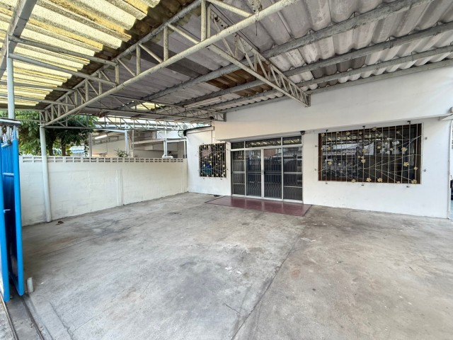 ให้เช่าบ้านเดี่ยว 2 ชั้น ถนน20มิถุนา ใกล้ MRT ห้วยขวาง มี4ห้องนอน2ห้องน้ำ แอร์5เครื่อง เฟอร์ไม่มี ราคาเช่าเดือนละ30,000บาท/เดือน (จดทะเบียนบริษัทได้)รายละเอียด-มี4ห้องนอน2ห้องน้ำ-เนื้อที่ 50 ตารางวา-แอร์ 5 เครื่อง เฟอร์ไม่มี-จอดรถได้ 2-3 คัน-เหมาะทำออฟฟิศ / ไลฟ์สดขายของ / หรือพักอาศัย-ใกล้ MRT ห้วยขวาง ห้าง Robinson, the street**รับสัตว์เลี้ยงได้ไม่เกิน3ตัว (ตัวเล็ก/กลาง)****รับจดทะเบียนบริษัท