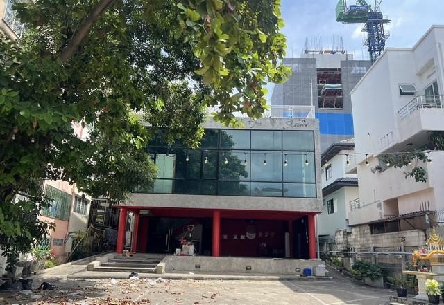 ให้เช่าอาคาร 2.5 ชั้น มีดาดฟ้า พื้นที่ 900 ตรม. ย่านห้วยขวาง สุทธิสาร ดินแดง จอดรถ 30 คัน ใกล้ตลาดห้วยขวาง เหมาะทำออฟฟิศและร้านอาหาร