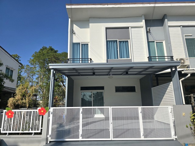 ทาวน์เฮ้าส์2ชั้นแปลงมุม ขายค่ะ หลังบ้านวิวสวนสาธารณะ ดอนเมือง สรงประภารีโนเวทใหม่ทั้งหลัง สวยงามค่ะ25ตารางวาห้องพักอาศัย: 3ห้องนอน 2ห้องน้ำห้องครัว: ต่อเติมครัวเรียบร้อยที่จอดรถ: 2 คัน พร้อมหลังคาสิ่งอำนวยความสะดวกภายในโครงการ:สระว่ายน้ำ / คลับเฮ้าส์ / ฟิตเนสสวนสาธารณะ / ลานกลางแจ้งระบบรักษาความปลอดภัย 24 ชม. / กล้อง CCTVระบบ Access Card เข้า-ออกหมู่บ้านอยู่ถนน เทิดราชั