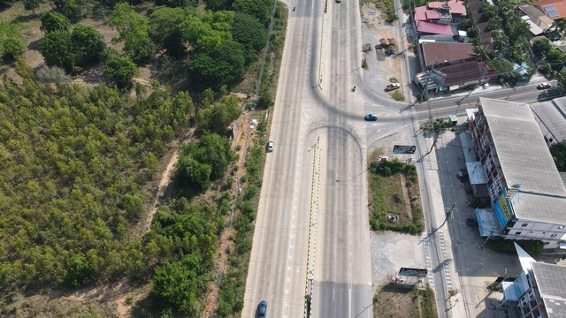 ที่ดินทำเลดีติดถนนเพชรเกษม ตรงข้ามเป็น Top daily. ที่ดิน ไร่ โฉนดครุฑแดง ที่ดินลักษณะเป็นเนินด้านหลังเป็นภูเขา มีถนนสาธารณะล้อมรอบ   ห่างจาก สนามบิน 22 กม.   ห่างจากหาดทรายน้อย 8 กม. ใกล้แหล่งท่องเที่ยวมากมาย หายากแล้วทำเลย่านนี้ ที่เปล่า ขายยกแปลง  13-2-26 ไร่ หรือแบ่งขายตามเนื้อที่ในโฉนด เริ่มต้น 2 ไร่ ขายตารางวาละ 30,000 บาท ค่าใช้จ่ายวันโอนคนละครึ่ง Location  https://maps.app.goo.gl/PNuHWU6D9de9ahNs9?g_st=i