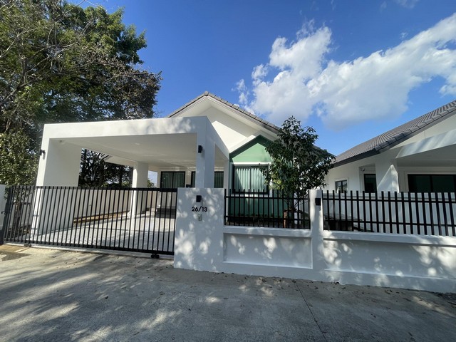 ขอขายขาดทุน เจ้าของขายเอง เผื่อเป็นของขวัญปีใหม่ของใครนะคะ บ้านนอกโครงการ บนเนื้อที่ 57 ตารางวา บรรยากาศเงียบสงบ ไม่ไกลจากตัวเมือง เข้าออกสะดวก ได้หลายเส้นทาง ห่างจากสนามบิน 14 กม. บ้านใหม่ยังไม่เคยอยู่อาศัย ขายพร้อมเฟอร์ แอร์ 4 ตัว เครื่องทำน้ำอุ่น 2 ตัว ครัวBuildin หิ้วกระเป๋าเข้าอยู่ได้เลยค่ะ โฉนดพร้อมโอนไม่ติดภาระใดๆ  3 ห้องนอน 2 ห้องน้ำ 1 ห้องครัว  จอดรถคันเล�