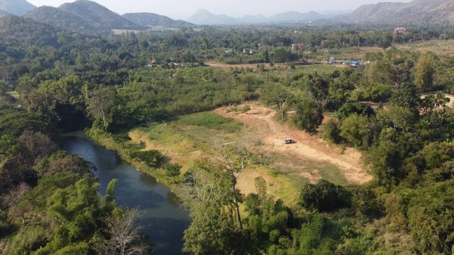 ที่ดินติดแม่น้ำเพชรบุรี ขายที่ดินติดแม่น้ำเพชรบุรี ที่ดินวิวสวยติดแม่น้ำเพชรบุรี ส่วนติดแม่น้ำกว้าง 150 เมตร ตำบลสองพี่น้อง แก่งกระจาน เพชรบุรี เหมาะทำโฮมสเตย์ ลานกางเต็นท์ คาเฟ่ริมน้ำ 4 ไร่ 3 งาน 32 ตารางวา- ขนาด 4-3-32  ไร่ โฉนดครุฑแดง- พิกัด ตำบลสองพี่น้อง อำเภอแก่งกระจาน จังหวัดเพชรบุรี - ที่ดินอยู่โซนล่องเรือยาง รีสอร์ท คาเฟ่- ปรับแต่ภูมิทัศน์หน้าแปลงที่ดิน ป