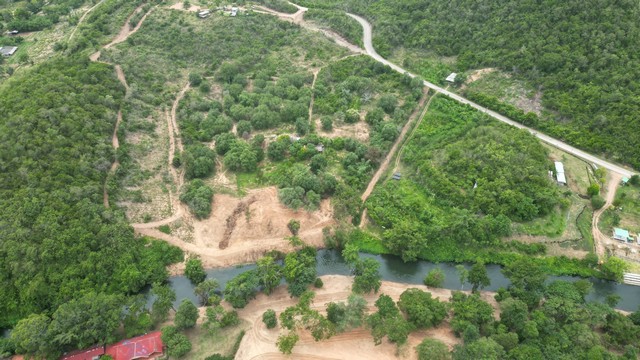 ที่ดินติดแม่น้ำเพชรบุรี ขายที่ดินติดแม่น้ำเพชรบุรี ที่ดินวิวสวยติดแม่น้ำเพชรบุรี ส่วน่ติดแม่น้ำกว้าง 180 เมตร ตำบลสองพี่น้อง แก่งกระจาน เพชรบุรี เหมาะทำโฮมสเตย์ ลานกางเต็นท์ คาเฟ่ ไร่ละ 450,000 บาท- ขนาด 50 ไร่ ที่ดินเอกสารสิทธิครอบครอง อยู่ระหว่างขั้นตอนการรอออกโฉนดครุฑแดง อยู่ในพื้นที่การเดินออกสำรวจออกโฉนด- พิกัดตำบลสองพี่น้อง อำเภอแก่งกระจาน จังหวัดเพช