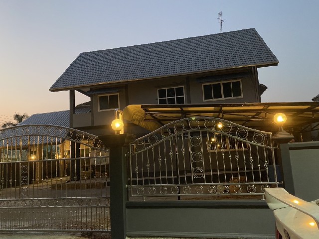 ขายบ้าน ม.ทิมเรืองเวศน์ ซอย 1 (บ้านหลังริม มีความเป็นส่วนตัว) พหลโยธิน 48 รีโนเวทใหม่ทั้งหลังเนื้อที่ 50 ตรว. พื้นที่ 100 ตรว. มี 3 ห้องนอน 1 ห้องน้ำ (มีอ่างอาบน้ำ มีเครื่องทำความร้อน และห้องอาบน้ำ) มีแอร์ 1 ห้องชั้นล่างปูพื้นเป็นแกรนิตโต้ - 1 ห้อง (กั้นเป็นห้องกระจก ทำเป็น office ได้) มีแอร์- 1 ห้องน้ำ - 1 ห้องครัว - 1 ห้องเก็บของใต้บรรได - 1 ห้องเล็กหลังบ้านภายนอก - มี 1 โรงหลังคาจอดรถ