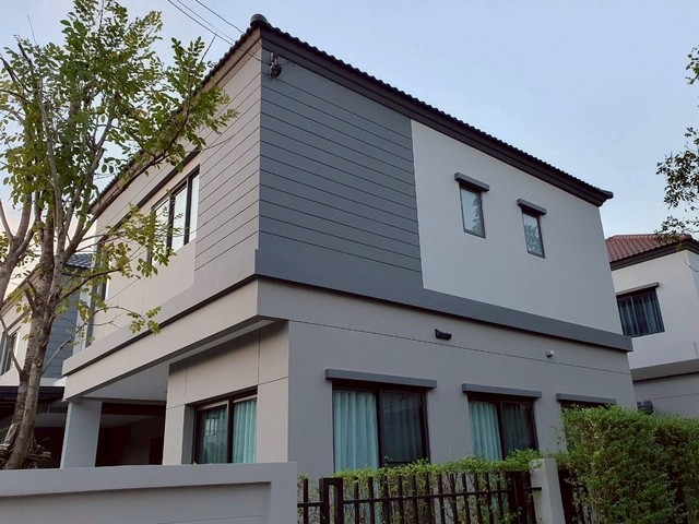 บ้านแฝดให้เช่า หลังมุม โครงการวี คอมพาวด์ ราชพฤกษ์-ปิ่นเกล้า พร้อมเฟอร์ครบ ใกล้เซ็นทรัล เวสต์วิลล์ *** ราคาเช่า 22,000 บาท ****** สนใจติดต่อ 089-175-6462 ***รายละเอียด (รหัสทรัพย์ B1-0222)- บ้านแฝด (แบบบ้าน Whin) หลังมุม 2 ชั้น ขนาด 36.1 ตารางวา พื้นที่ใช้สอย 154 ตารางเมตร - Double Master Bedroom 2  ห้องนอน 3 ห้องน้ำ + ห้องนั่งเล่น, ห้องครัว พร้อมพื้นที่ครัวไทย - ชุดโซฟาหนัง 2 ที่นั่ง ผ้าม่านทั้งหลัง - โต๊ะทานข้าว หิน�