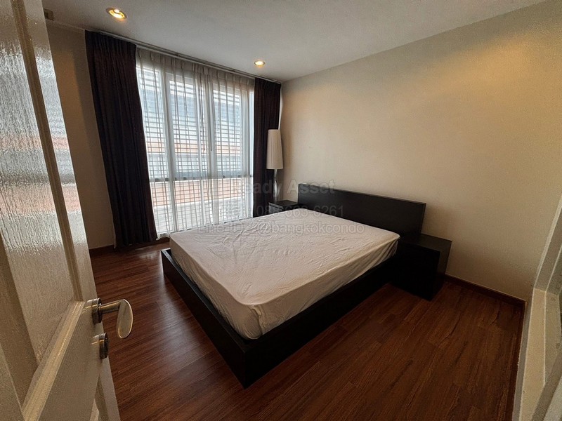 รหัสทรัพย์ : CR6901-0007คอนโด เดอะ สุรวงศ์ บาย ชีวาทัย ฮับ ซูน / The Surawong By Chewathai Hup Soonรายละเอียดห้องขนาดห้อง 40.40 ตร.ม. ชั้น 51 ห้องนอน 1 ห้องน้ำ เฟอร์นิเจอร์+เครื่องใช้ไฟฟ้า - ทีวี- แอร์ - ตู้เย็น - ไมโครเวฟ- เครื่องดูดควัน- เครื่องทำน้ำอุ่น- โต๊ะกินข้าว- โซฟา - เตียง + ที่นอนค่าเช่า 20,000 บาท/เดือน- ชำระค่ามัดจำ 2 เดือน- ชำระค่าเช่าล่วงหน้า 1 เดือน- ระยะเวลาสัญญาขั้นต่ำ 1 ปี_ _ _ _ _ _ _ _ _ _ _ _ _ _ _ _ _ _ _ _ _ _สิ่งอำนว�