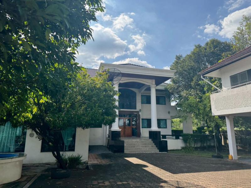 ##ขายบ้านเดี่ยวหลังใหญ่ 400 ตรว. ใกล้มหาวิทยาลัยรังสิต จ.ปทุมธานีโซน : เมืองเอก  ปทุมธานีที่ตั้ง :  หมู่บ้านเมืองเอก  ซ.เอกบูรพา 4 ต.หลักหก  อ.เมืองปทุมธานี  จ.ปทุมธานี  12000ลักษณะโดยทั่วไป- บ้านเดี่ยว 2 ชั้น 3 หลัง,  พร้อมเข้าอยู่- เนื้อที่  400  ตรว.,พื้นที่ใช้สอย  1,076 ตรม., - บ้านหลังใหญ่  1  หลัง  พื้นที่ใช้สอย 576 ตรม., บ้านหันหน้าทางทิศตะวันออก- 1 ห้องพระ 3 ห้องนอน ,5 ห้องน้ำ, ห้องโถงต้อนรั