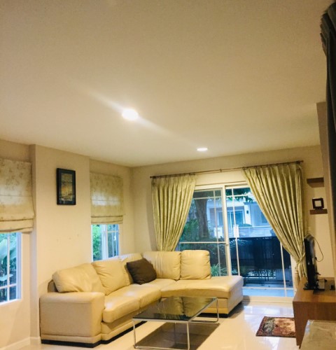 ให้เช่าบ้านมัณฑนา พระราม9-ศรีนครินทร์ มี 3นอน 3 น้ำ ตกแต่งสวย พร้อมเฟอร์ครบเช่า 55,000 บาท ใกล้สนามบินสุวรรณภูมิรายละเอียด-บ้านเดี่ยว 2 ชั้น ซอย กรุงเทพกรีฑา 7 -ที่ ดิน 65 ตร.ว 250 ตร.ม -มี 4 นอน 3 น้ำ 1 รับแขก -มี 1 ห้องครัว 1 ห้องแม่บ้าน -ตกแต่งสวยพร้อมเข้าอยู่ -มีแอร์ 4 เครื่อง เฟอร์ฯ และเครื่องใช้ไฟฟ้าครบชุด-จอดรถ 2 คัน-สัญญาขั้นต่ำ 1 ปี มัดจำ 2 เดือนล่วงหน้า 1 เดือน-ใกล้สนามบินสุวรร�