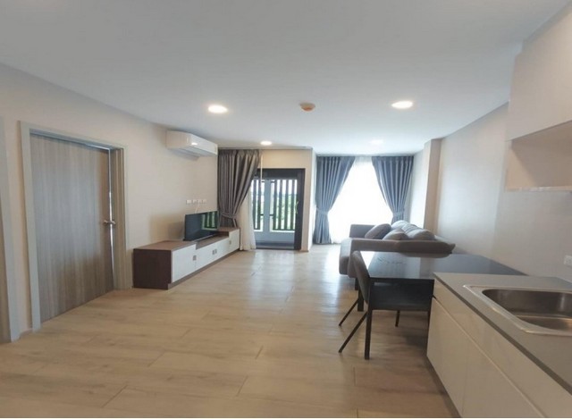  ให้เช่า! คอนโดใจกลางเมืองโคราช – พร้อมอยู่เฟอร์ครบ ใกล้โลตัส มิตรภาพ   ไรซ์คอนโด (Rice Condo) ซอยมิตรภาพ 4 ต.ในเมือง อ.เมือง จ.นครราชสีมา ราคาเพียง 9,000 บาท/เดือนห้องพร้อมอยู่ ชั้น 4 วิวโล่ง ลมดี เงียบสงบ เดินทางสะดวกสุด ๆครบทุกฟังก์ชันเหมาะกับคนทำงานและนักศึกษา    รายละเอียดห้อง• พื้นที่ใช้สอย 34.5 ตร.ม.• ชั้น 4 ห้อง 407• 1 ห้องนอน | 1 ห้องน้ำ | 1 ห้องนั่งเล่น• แอร์ + เฟอร์นิเจอร์ครบ พร