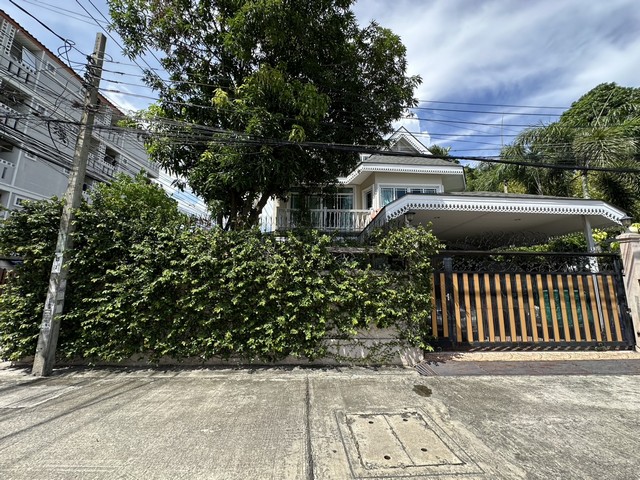 ขายบ้านเดี่ยวหลังใหญ่ บนทำเลทอง บางนา - แบริ่ง บ้านสร้างเอง แข็งแรง โปร่ง อยู่สบายเหมาะทั้งอยู่อาศัยระยะยาว หรือเป็นบ้านครอบครัวขนาดใหญ่ ข้อมูลทรัพย์• เนื้อที่ 75 ตร.วา• พื้นที่ใช้สอยประมาณ 300 ตร.ม.• บ้าน 2.5 ชั้น (มีห้องใต้หลังคาใช้งานจริง)• 4 ห้องนอน | 4 ห้องน้ำ | 2 ห้องเก็บของ• บ้านมุม ภายในโครงการ Fantasia Villa• โครงสร้างแข็งแรง เจ้าของปลูกสร้างเองฟังก์ชันการอยู่อาศัย• 