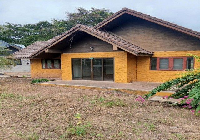  บ้านพร้อมที่ดินในโครงการหรู Panorama Golf & Country Clubบรรยากาศรีสอร์ต วิวสนามกอล์ฟสุดหรู ใกล้เขาใหญ่! ต.ลาดบัวขาว อ.เฉลิมพระเกียรติ จ.นครราชสีมา ราคาขายเพียง 1,500,000 บาท(ถูกมากสำหรับบ้านพร้อมที่ดินในโครงการกอล์ฟระดับพรีเมียม!) รายละเอียดทรัพย์• บ้านพักตากอากาศชั้นเดียว พร้อมที่ดินโฉนดเลขที่ 25052• พื้นที่ใช้สอยประมาณ 79 ตร.ม.• ขนาดที่ดิน 1 งาน 10 ตารางวา (110 ตร.วา)• 2 ห้องนอน | 2 ห้องน�