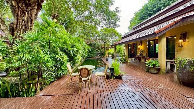 โซนท่าวังตาล #สารภี ขาย 29.9 ล้าน 1-1-68 ตรว. บ้านสไตล์ #Tropical Resort พร้อมคอร์ทยาร์ดกลางบ้าน สร้างล้อมน้ำรอบตัวบ้าน #น้ำไม่ท่วม