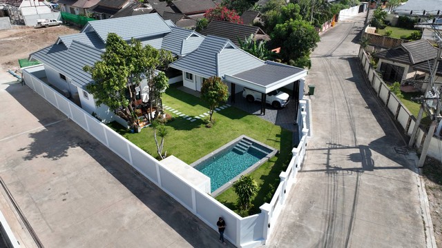Luxury Pool Villa Pattaya พูลวิลล่าบ้านหรู พัทยา ใกล้อ่างมาบประชัน เหมาะอยู่อาศัยและลงทุน ขายบ้านพูลวิลล่าหรู ซอยสยามคันที่คลับ พรประภานิมิตร19 บ้านหลังใหญ่ 160 ตารางวา ต.หนองปรือ อ.บางละมุง ชลบุรีทำเลซอยสยามคันทรีคลับ พรประภานิมิตร 19  ถึงขอบอ่างมาบประชันเพียง 2 นาทีบ้านหรูบนที่ดินขนาดใหญ่ 160 ตารางวา พื้นที่ใช้สอยรวมกว่า 400 ตร.ม. เหมาะทั้งอยู่อาศัยเอง หรือทำบ้านพักตากอากาศร�