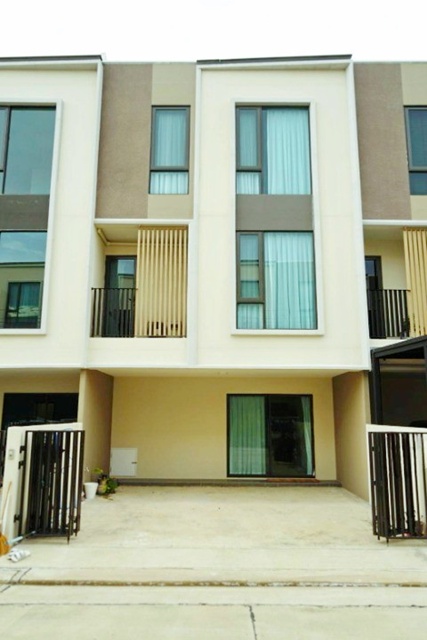 3นอน  MRT ศรีแบริ่ง 2.4 กมเฟอร์นิเจอร์ครบ ให้เช่าทาวน์เฮ้าส์ 3 ชั้น 20 ตร.ว. 240 ตร.ม.4 น้ำ