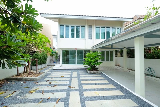 ให้เช่าบ้านเดี่ยว 2 ชั้นARL หัวหมาก 1.6กม.  พัฒนาการ70-76 MRTคลองกลันตัน 1.3กม. พื้นที่สวนกว้าง 100 ตร.วา.300 ตร.ม. 3นอน 2น้ำ 