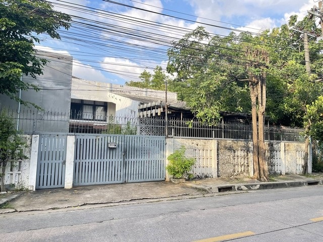 P1859 ขายบ้านเดี่ยว ย่านสุขุมวิท71 ปรีดีพนมยงค์ 26 ขายตามสภาพ เหมาะซื้อลงทุนรีโนเวทขายและปล่อยเช่า ทำเลยดี เดินทางสะดวก 