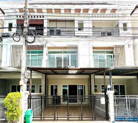 ทาวน์โฮม ให้เช่า ม.บ้านกลางเมือง ศรีนครินทร์ เออร์บาเนียน ศรีนครินทร์46/1 ที่ดิน 24 ตรว. บ้าน 180 ตรม. 3 นอน 3 น้ำ 37,000/เดือนทาวน์โฮมสวย พร้อมอยู่ ให้เช่า ที่บ้านกลางเมือง ศรีนครินทร์ เออร์บาเนียน ศรีนครินทร์ ซอย 46/1 ใกล้พาราไดซ์พาร์ค- ขนาดที่ดิน 24 ตรว. - พื้นที่ใช้สอยบ้าน 180 ตรม. - 1 ห้องนั่งเล่น 1 ห้องทำงาน - 3 ห้องนอน 3 ห้องน้ำ - ห้องครัวไทย & ครัวฝรั่ง เฟอร์ครบ ตู้ เตียง โซฟา เครื่อ