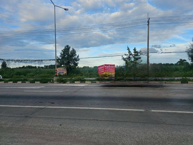 ขายที่กำแพงแสนนครปฐม ขายที่ดินเปล่าติดถนนมาลัยแมนต.วังน้ำเขียว​ อ.กำแพงแสน​ จ.นครปฐมรายละเอียด- เนื้อที่ 7 ไร่ 23 ตารางวา- หน้ากว้างติดถนน 108 เมตร ลึก 120-170 เมตร- ตั้งอยู่ตรงข้ามอู่​สุรศักดิ์กำแพงแสน- ใกล้ปั้มน้ำมันพีที- เป็นพื้นที่ที่พัฒนาแล้ว มีบ้านจัดสรรและธุรกิจอยู่ใกล้เคียง​มีศักยภาพในการขยายธุรกิจสูง ติดถนนใหญ่สายเศรษฐกิจหลัก เหมาะพัฒนาเป็นปั๊มน้ำมั�