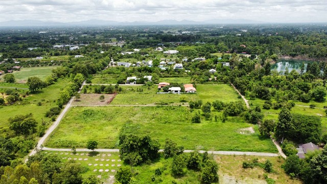ที่ดินน้ำแพร่ หางดง บรรยากาศดี รายล้อมด้วยบ้านพักต่างอากาศของชาวต่างชาติ ขุดน้ำบาดาล ลึก 150 เมตร ไฟฟ้ามีหน้าที่ดิน  จากสนามบิน 20 กม. ห่างจากถนนเลี่ยงเมือง 1 กม. ติด ถนน 2 ด้าน   พื้นที่  944 ตารางวา ขายตารางวาละ 6,300บาท ค่าใช้จ่ายในวันโอนคนละครึ่ง สนใจติดต่อ 094.2893646 มัสรับสายค่ะ
