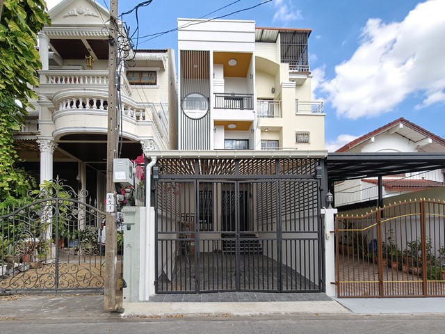 ขายทาวน์โฮม 3 ชั้น ซอยเสรีไทย 17 รีโนเวทใหม่ เนื้อที่ 27 ตร.วา 4 นอน 4 น้ำ 2 จอด ครัวใหม่ ใกล้รถไฟฟ้า โซนบางกะปิ