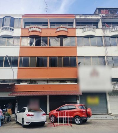 ขาย 5 ล้านบาท/คูหาอาคารพาณิชย์ ติดสวนรถไฟ “ถ.เจริญเมือง” 2 คูหาโซนคาเฟ่–ธุรกิจ–ไลฟ์สไตล์ คนพลุกพล่านทั้งวัน.รายละเอียดทรัพย์• 2 คูหา (ขายยกชุด หรือแยกได้)• คูหาละ 5,000,000 บาท ค่าโอนคนละครึ่ง• อาคาร 4 ชั้นครึ่ง• ขนาดอาคาร 8 x 14 เมตร / คูหา• ที่ดิน 38 ตร.ว.• พื้นที่ใช้สอย 384 ตร.ม.ห้องนอนรวม 6 ห้อง (คูหาละ 3)ห้องน้ำรวม 6 ห้อง (คูหาละ 3)จอดรถหน้าอาคารได้ 3–4 คันหันหน้าทิศเหนือ ไม่ร้อน2 โ�