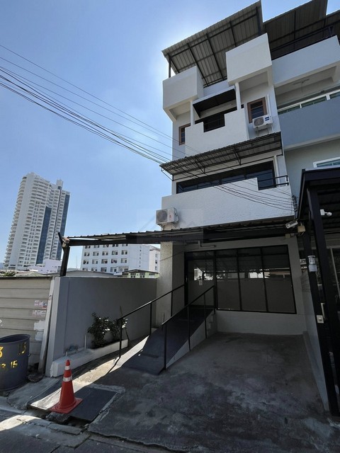 ให้เช่าโฮมออฟฟิศ 4 ชั้นหลังริม 352 ตารางเมตร ซอยบางนา-ตราด 21 ใกล้เซ็นทรัลบางนา*** ราคาเช่า 27,000 บาท/เดือน ติดต่อ:: ชยา โทร/ID Line:: 0942823961   Link Line:: https://line.me/ti/p/3xFA1An8Kcรหัส # T26-041อาคารพาณิชย์ 4 ชั้น หลังริม 1 คูหา - เนื้อที่ 22 ตารางวา - พื้นที่ใช้สอยประมาณ 352 ตารางเมตร- 4 ห้องนอน - 3 ห้องน้ำ - 1 ห้องครัว - มีดาดฟ้าชั้น 4- จอดรถได้ 1 คัน จอดรถในซอยได้- แอร์ 5 เครื่อง- เครื่องทำน้ำอุ่น 3 เครื่องเข้า-ออกได้ หลายเส้น�