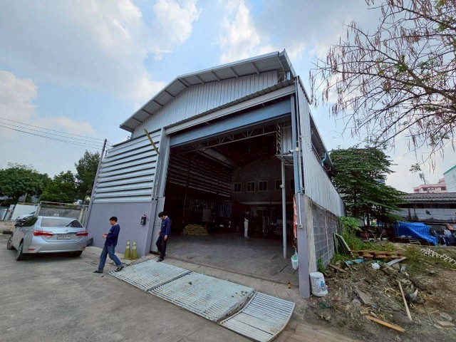 ให้เช่าโกดังใหม่ ทำเลบางนาตราด  310 ตร.ม มีออฟฟิศ เหมาะสำหรับ คลังสินค้า ธุรกิจออนไลน์ สำนักงานพร้อมโกดัง ราคาเช่า 35000 บาท/เดือนกม.7 ซอยบางนาตราด(ซอยสันตินคร) ???? รายละเอียดทรัพย์ • พื้นที่ใช้สอยรวม 310 ตร.ม. • เนื้อที่ดิน 60 ตร.วา (สร้างเต็มพื้นที่) • โกดังโครงสร้างแข็งแรง หลังคาสูง โปร่ง • ผนังกันฝนรอบอาคาร • ประตูม้วนกันฝน • หน้าโกดัง • หน้าออฟฟิศ(ระบบรีโมท)---พื้นที่ออฟ�