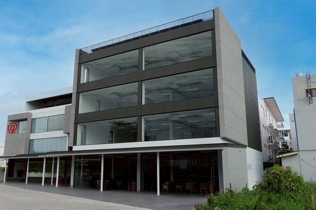 ให้เช่าสำนักงานสร้างใหม่ 4 ชั้น พื้นที่รวม 872.68 ตร.ม. แบ่งเช่าเป็นชั้นได้ มีลิฟต์ ระบบปรับอากาศ ที่จอดรถติดต่อAgent : คุณเด่นชัย: 09-8481-8989:06-2839-4747ID Line :0984818989: https://line.me/ti/p/ezz8HbMifzWhatsApp :+66984818989: แอดไลน์ แคปหน้าจอสอบถามได้เลยครับอาคาร พัฒนาการ 31อาคาร 4 ชั้น แบ่งเช่าพร้อมใช้งาน พื้นที่รวม 872.68 ตร.ม.ชั้น 1: 203.32 ตร.ม. (มีห้องไฟฟ้า + ห้องเก็บของ)ชั้น 2–4: ชั้นละ 223.12 ตร.ม.ลิฟต์ + ระบบปรับอากาศ + ที่จอดรถเหมาะสำหรับ 