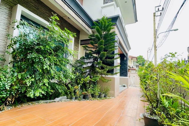 CC1456ให้เช่าบ้านเดี่ยว2ชั้น ย่านลาดพร้าว 71  เซ็นทรัล อีสต์วิลล์  บิ๊กซี ลาดพร้าว##  ให้เช่า ##Please directly contact : K.โบว์  083-782-4962บ้านเดี่ยว2 ชั้นขนาด 76 ตารางวา4 ห้องนอน  3 ห้องน้ำ 5 จอดรถ (2 ในบ้าน 3 หน้าบ้าน)1 ห้องครัว  1 ห้องรับแขก1 ห้องกินข้าว   3 ห้องเก็บของ1 ห้องฟิตเนท  1 ห้องแม่บ้าน เครื่องปรับอากาศสามารถเดินไปเซ็นทรัล อีสต์วิลล์  ได้เลยค่ะสถานที่ใกล้เคียง:  ยูเนี่ยนมอลล์, เซ็นทรัล ลาดพร้า