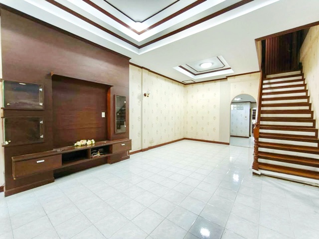 รักสัตว์ MRT ลาดพร้าว 101 1.3 กม.330 ตร.ม. ลาดพร้าว 101 ทำเลศักยภาพย่านบางกะปิ ม.รัตนบัณฑิต ขาย-ให้เช่าทาวน์โฮม 3 ชั้น 28 ตร.วา.3กม.บ้านขนาดใหญ่ เหมาะอยู่อาศัย หรือโฮมออฟฟิศ ใกล้ถนนหลักหลายสาย เดอะมอลล์ บางกฟังก์ชันครบ 4 นอน 3 น้ำ 17,999 B-Mะปิ 2.6 กม.โรงพยาบาล และแหล่งไลฟ์สไตล์ เดินทางสะดวกThe Mall Bang Kapi 2.6 km.  Love Pet MRT Ladprao 101 1.3 km. For Sale/Rent 3-story townhome 28 sq.wa. 330 sq.m. Ladprao 101 prime location in Bang Kapi area 3 km. from Rattanabundit University Large house with complete functions 4 bed 3 bath 17999 B-M. Suitable for re