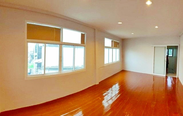 ขายบ้านเดี่ยว 2 ชั้น ขายด่วน 7.7 ลบ หมู่บ้าน สีวลี ติวานนท์ 3นอน2น้ำ1ครัว บ้านตกแต่งพร้อมอยู่ หิ้วกระเป๋าเข้าอยู่ได้เลย ใกล้โรงเรียน พิชยศึกษา กับ โรงเรียนอัมพรไพศาล ใกล้วัดกู้ -ม.สีวลี ติวานนท์ บางพูด ปากเกร็ด  -ตกแต่งพร้อมอยู่ -เนื้อที่ 76 ตร.ว.  -4 ห้องนอน 2 ห้องน้ำ 1 ห้องรับแขก 2 ห้องครัว -ที่จอดรถ 2 คัน ติดต่อ แตง  โทร. 0888 95 6161  ไลน์ : infiniteplus-มีระบบความปลอดภัย24ชม. -โครงการ Land&House-ใก�