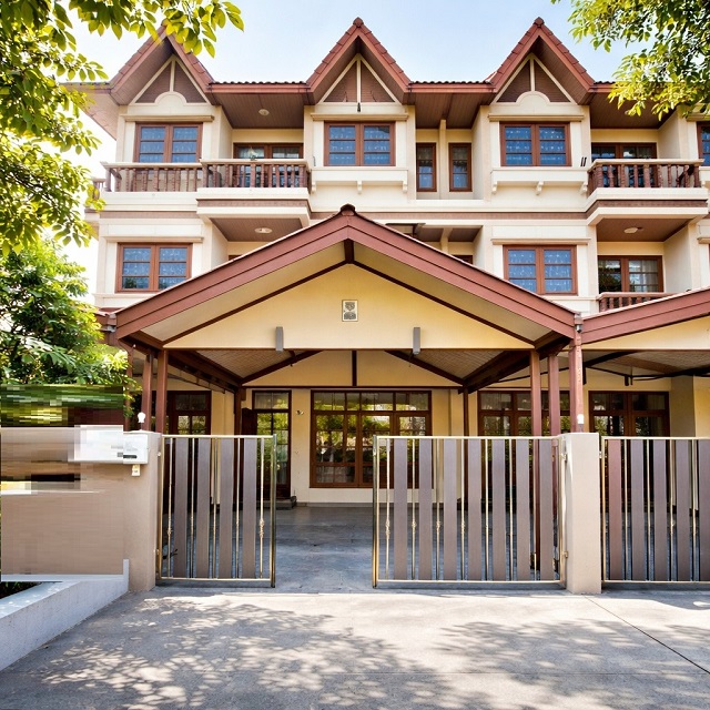 MRT ลาดพร้าว101 4นอน ให้เช่าทาวน์โฮม 3 ชั้น 28 ตร.วา. ม.รัตนบัณฑิต 3กม. เดอะมอลล์ บางกะปิ  รักสัตว์