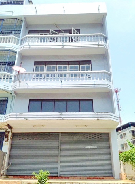 ตรงข้ามแสงจันทร์พระราม2 100ม.ให้เช่าอาคารพาณิชย์ 3 ชั้น หลังมุม กว้าง 7เมตร ทำเลพระราม 2 รร.บางขุนเทียนศึกษา 2.4 กม.อาคารเด่นหน้ากว้าง 21 ตร.วา. 250 ตร.ม. เหมาะทำสำนักงาน คลินิก ร้านค้า โฮมออฟฟิศ หรืออยู่อาศัย 17,998 B-M. รพ.นครธน 2.5 กม.ใกล้ถนนหลัก แหล่งชุมชน และศูนย์การค้า เดินทางสะดวก รองรับการใช้งานหลากหลาย โลตัส พระราม 2 2.1 กม.Oppsite SaengJan Rama2 100m. Width 7metres commercial building for rent 3-story corner located 2.1 km. from Lotus Rama 2 Prime location on Rama 2 R