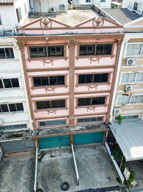 ตลาดลำผักชี 1.2 กม.ให้เช่าอาคารพาณิชย์ 4.5 ชั้น ทำเลสุวินทวงศ์ 21-35   21 ตร.วา. 350 ตร.ม. สภาพดี สะอาด  รร. หนองจอกพิทยานุสรณ์ 2.5 กม. เหมาะอยู่อาศัย ทำออฟฟิศ หรือค้าขาย มีห้องทำงานชั้นลอย ฟังก์ชันครบ 3 นอน 3 น้ำ 9,999 B-M. รพ.หนองจอก 3 กม. เดินทางสะดวก ใกล้ถนนหลัก และแหล่งชุมชนLamPhakChi Market 1.2km.Commercial building for rent 4.5stories Suwinthawong 21-35 21sq.wa. 350sq.m. in good condition clean Located  2.5 km. NongChok Pittayanusorn Sch. Suitable for residence office or retail Features a mezzanine office space and complete functionality 3bed 3bath 9,999B-M. NongChok Hospital 3 