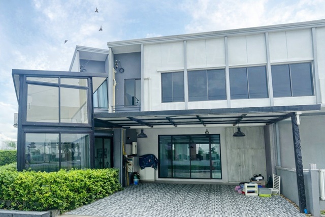 ติดสระว่ายน้ำ พระราม 9-กรุงเทพกรีฑา 5นอน  MRT ศรีกรีฑา 2.6 กม. ทาวน์โฮม 2 ชั้น ใหญ่  39 ตร.วา. 310 ตร.ม. ไบรตันคอลเลจ 2.2 กม.  3 น้ำ