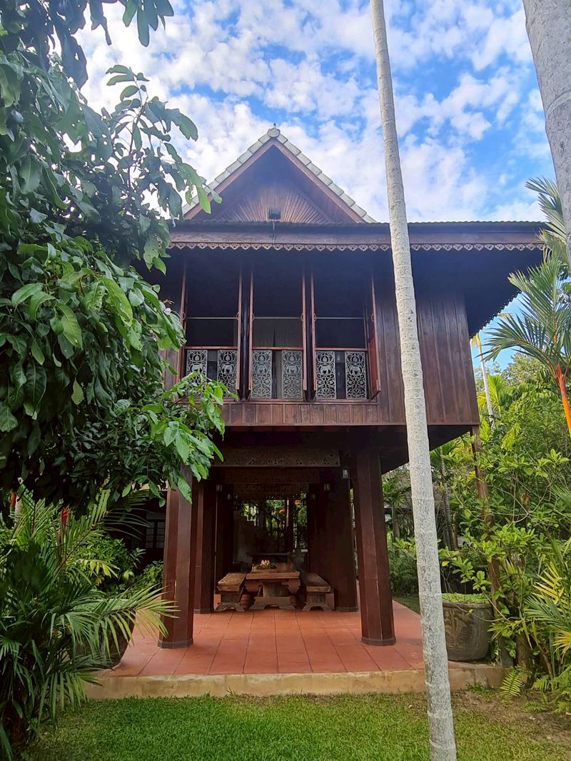 ขายที่ดินริมปิง 8 ไร่แถมบ้านล้านนา เหมาะทำ wellness ในราคาดีที่สุดติดต่อผึ้งรติ 061-941-9639ที่ตั้ง : ตำบลแม่แฝก อำเภอสันทราย จังหวัดเชียงใหม่ 50290พิกัด : https://maps.google.com/maps?q=19.008299,98.965058ขนาดเนื้อที่ : 8 ไร่ 2 งาน 68.5 ตรวรายละเอียด-หน้ากว้างติดแม่น้ำปิง 128 เมตร-ความลึกประมาณ 100 เมตร-บ้านล้านนาไม้สักแท้ทั้งหลัง ออกแบบอย่างประณีต-จิตรกรรมไม้สักสวยงาม ให้บรรยากาศอบอุ่น คลาสสิก-2 ห้องนอนใหญ่ / 3 ห้อ