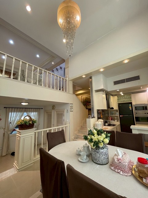 P601 ให้เช่า ทาวน์โฮมหรู 4 ชั้น คริสตัล วิลล์ Townhome Crystal Ville ติดทางด่วน เอกมัยรามอินทรา ซอยประดิษฐ์มนูธรรม 19 หลังเซ็นทรัลอีสต์วิลล์ราคา 65,000 บาท/เดือน ประกัน 2 ล่วงหน้า 1ติดต่อ คุณช่อผกา 0616198565 LINE 0616198565หากไม่รับสาย รบกวนขอความกรุณาลูกค้า @line ทิ้งรูปและข้อมูลไว้นะคะhttps://line.me/ti/p/zu0mm-ozFX-ทาวน์โฮมหรู 4 ชั้น คริสตัล วิลล์ Townhome Crystal Ville-ขนาดที่ดิน 32 ตารางวา-พื้นที่ใช้สอยประมาณ 280 ตารางเมตร-3 ห้องนอน 4 ห