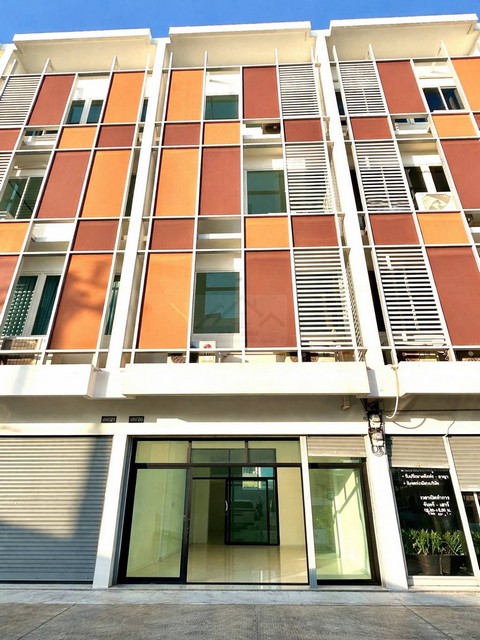 ให้เช่าอาคารพาณิชย์ 4 ชั้น 210 ตรม. โครงการวิซีโอ รามคำแหง (Vizio Ramkhamhaeng) ติดถนนราษฎร์พัฒนา*** ราคาเช่า 32,000 บาท/เดือน ติดต่อ:: ชยา โทร/ID Line:: 0942823961   Link Line:: https://line.me/ti/p/3xFA1An8Kcรหัส# T26-057อาคารพาณิชย์ 4 ชั้น โครงการวิซีโอ รามคำแหง (Vizio Ramkhamhaeng)- เนื้อที่ 17 ตร.ว. - พื้นที่ใช้สอย 210 ตร.ม.  - 4 ห้องน้ำ  - มีแอร์ และห้องน้ำทุกชั้น - มีกั้นห้องเหมาะกับเป็นออฟฟิศ หรืออยู่อาศัย- มีกันสาดชั้นล่าง- มีที่จอดรถประจำ หน้าตึก 1