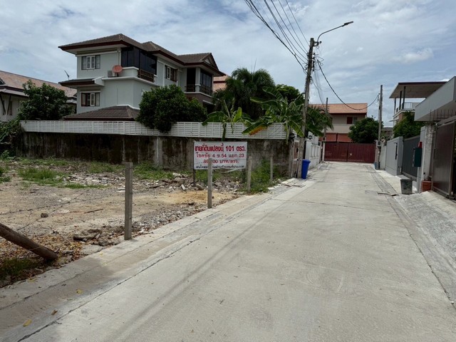 ขายที่ดินถมแล้ว 101 ตารางวา ทำเลโชคชัย 4 ซอย 54 (ต.รวมโชค) สภาพแวดล้อมดี ถนนกว้าง เหมาะสร้างบ้าน  *** ราคาขาย 8,989,000 บาท ติดต่อ:: ชยา โทร/ID Line:: 0942823961   Link Line:: https://line.me/ti/p/3xFA1An8Kcรหัส# T25-631 ที่ดินถมแล้ว ทำเลโชคชัย 4 ซอย 54 (ต.รวมโชค) สภาพแวดล้อมดี ถนนกว้าง เหมาะสร้างบ้าน  -- ขนาดที่ดิน 101 ตารางวา -- หน้ากว้าง 16x25 เมตร (โดยประมาณ)-- หน้าที่ดินถนนกว้าง 6 เมตร -- สภาพแวดล้อมดีมากๆ ที่ดินอยู่ระหว่างบ้านหลังใหญ่ 2